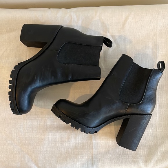 SODA CHELSEA BLACK HEELED BOOTS SIZE 6.5 - Picture 3 of 6